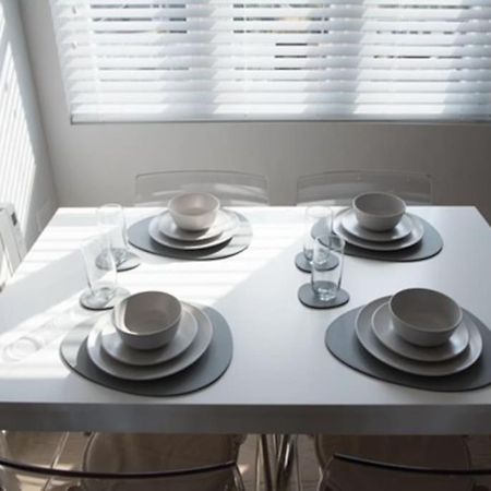 Beautiful, Spacious 1 Bed Flat برنتوود المظهر الخارجي الصورة
