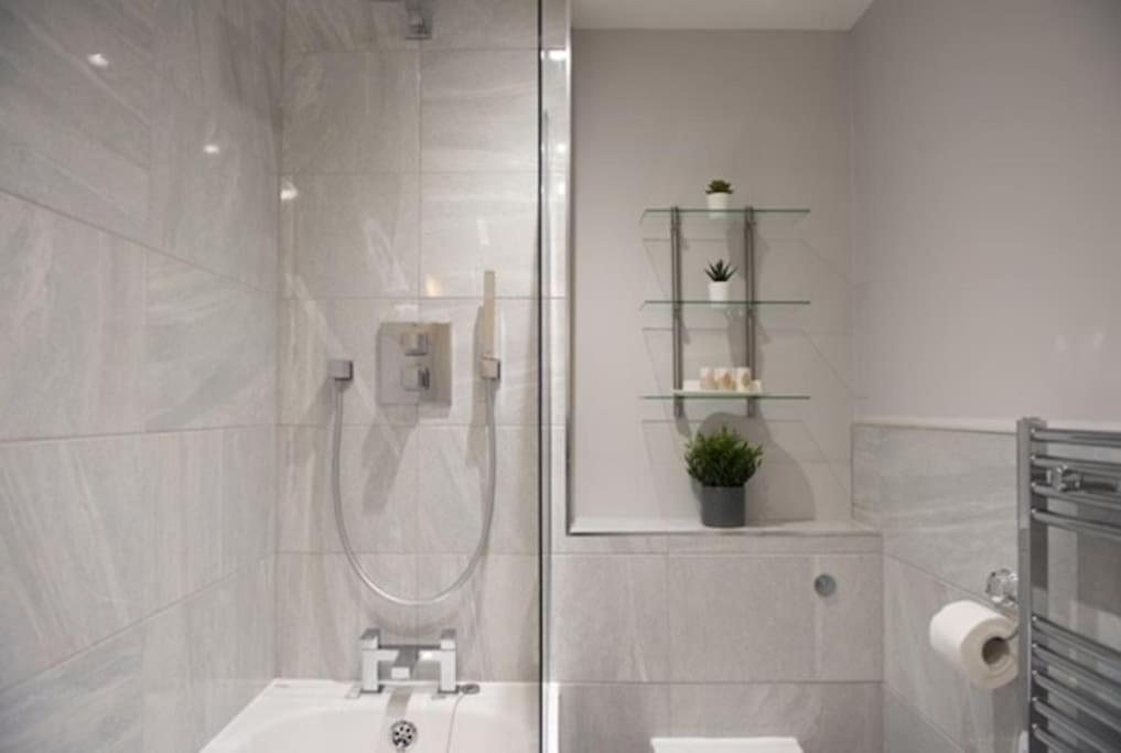 Beautiful, Spacious 1 Bed Flat برنتوود المظهر الخارجي الصورة