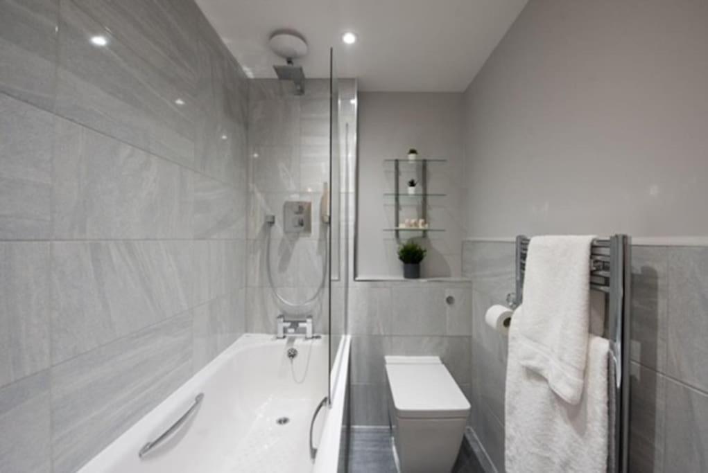 Beautiful, Spacious 1 Bed Flat برنتوود المظهر الخارجي الصورة